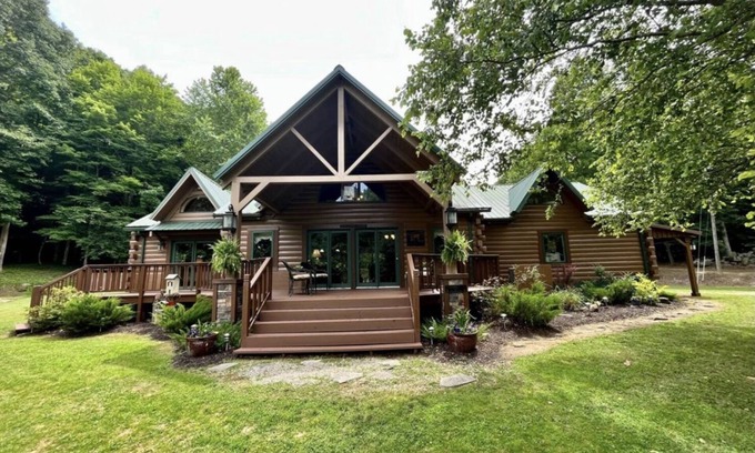 Left Hand Cabin | Tranquil & secluded Log Home on 172 acres w/breath taking views for all to enjoy