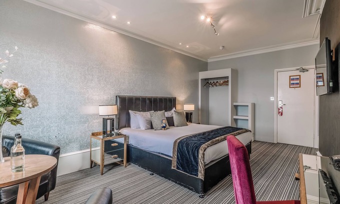 Westcliff-on-Sea House | Tranquil Stay by the Sea Near Local Landmarks & Seafront Gardens