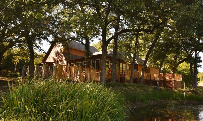 Kingston House | Tranquil Texoma Lake House w/private lake on .5 acres & steps from Lake Texoma