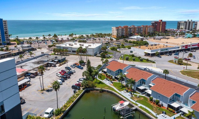 Madeira Beach Condo | Tranquil Top Floor Condo Walking Distance to Madeira Beach