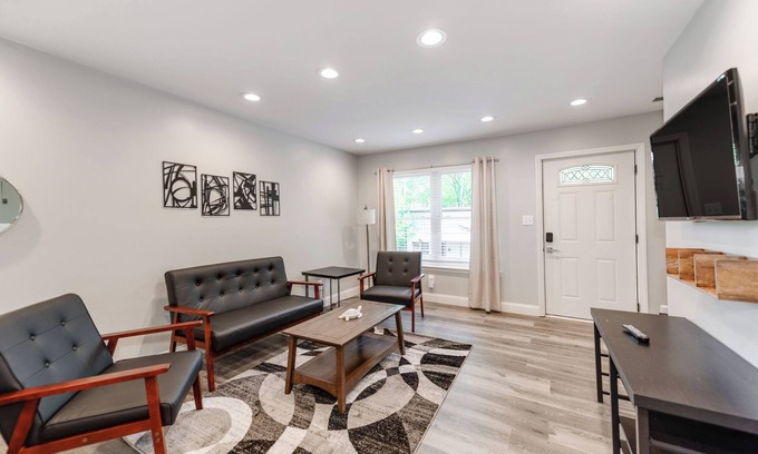 Villa Heights House | Tranquil townhome with AC in NoDa Charlotte