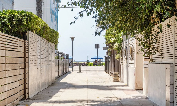 Venice Apartment | Tranquil Venice Hideaway One Minute to Beach
