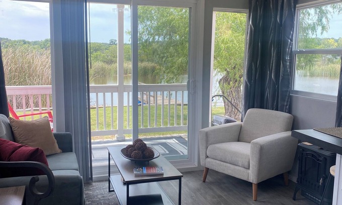 Dennis House | Tranquil Waterfront Casita