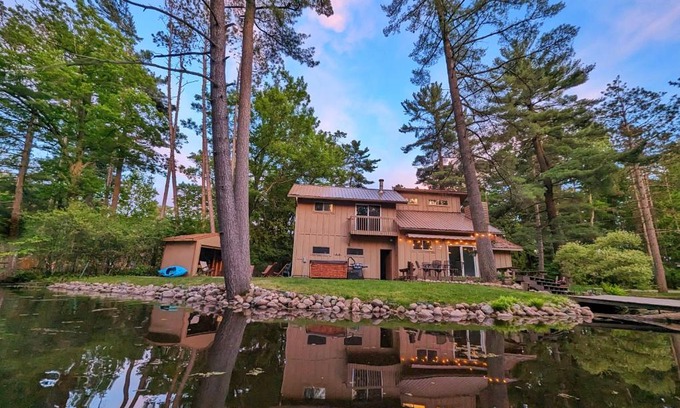 Wausau House | Tranquil Waterside Haven