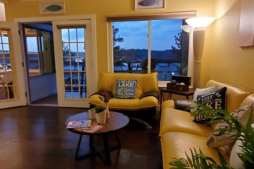 Oakhurst House | Tranquility 2 bedroom Villa by the lake with green backyard