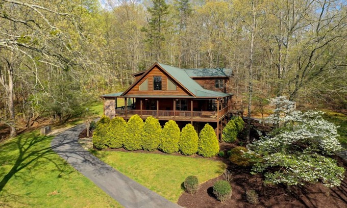 Mineral Bluff Cabin | Tranquility- Pet Friendly | Mountain View | Hot Tub | Pool Table | Shuffleboard | Ping Pong