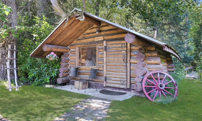 Hope Cabin | Trapper Dan's Cabin -a sweet little cabin directly on the pond in Hope, Alaska