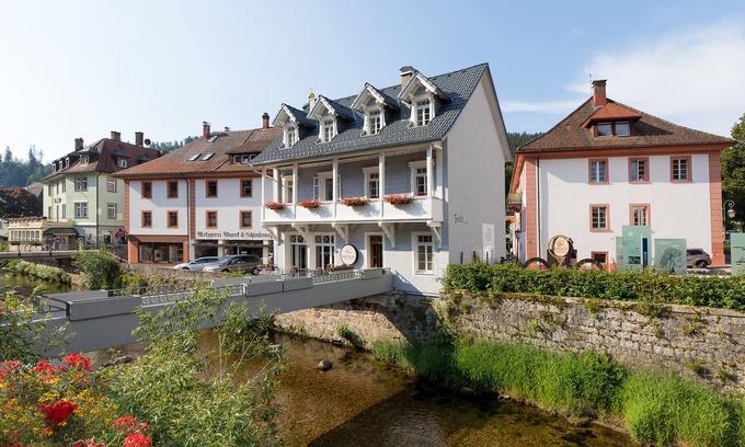 St. Blasien Apartment | Traumhafte Ferienwohnung in Annes Haus im Süßen Winkel am Fluss