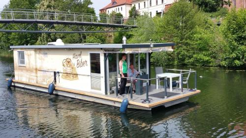 Havelsee House | Traumhaus-auf-dem-Wasser-Modernisiertes-Hausboot-13-x-4-m