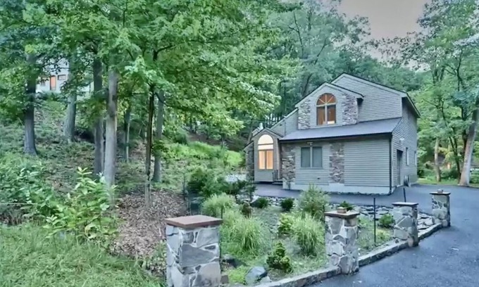 Bushkill House | TRAVEL NURSES WELCOME/ Bushkill- Poconos home in Gated community