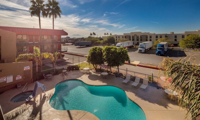 Estrella Hotel | Travelers Inn