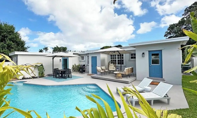 Edgewood House | Traveling with a group? AquaMaria is your pick!