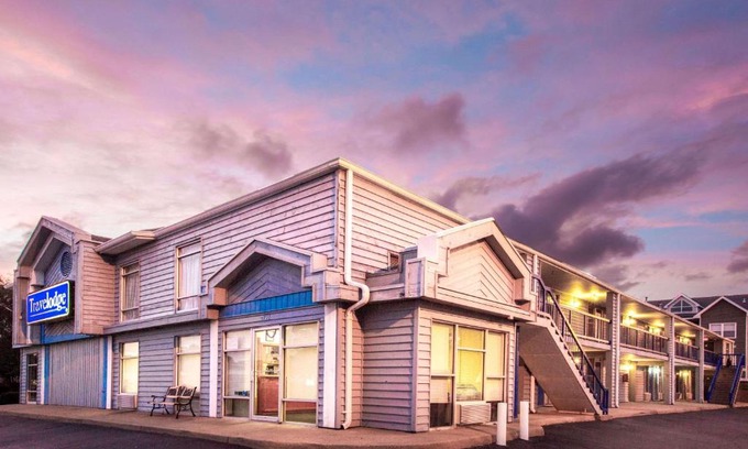 Northeast Virginia Beach Hotel | Travelodge by Wyndham Virginia Beach Bay Beach