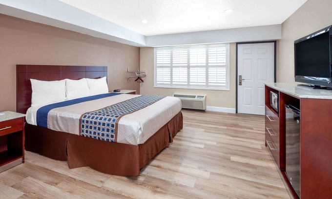 Harbor Hotel | Travelodge by Wyndham Harbor City