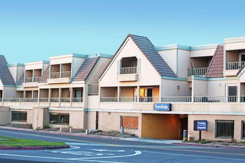 Sunset Beach Hotel | Travelodge by Wyndham Ocean Front