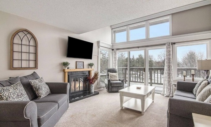 Acme Condo | Traverse city/Golf/Hiking/Equestrian/Lake