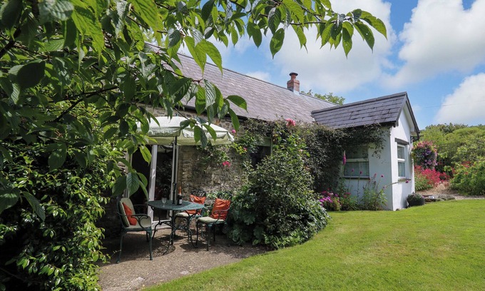 Llanllwchaiarn Cottage | TRAWSNANT COTTAGE, pet friendly, with hot tub in New Quay