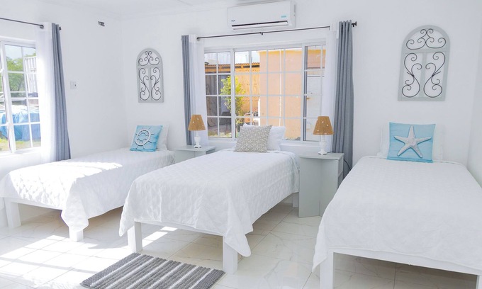 Treasure Beach House | Treasure Beach Inn and Bar Room #4