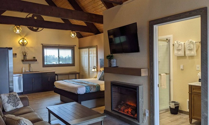 Ocean Shores Hotel | Treasure Chest - Deluxe King Suite with Fireplace, Pet Friendly