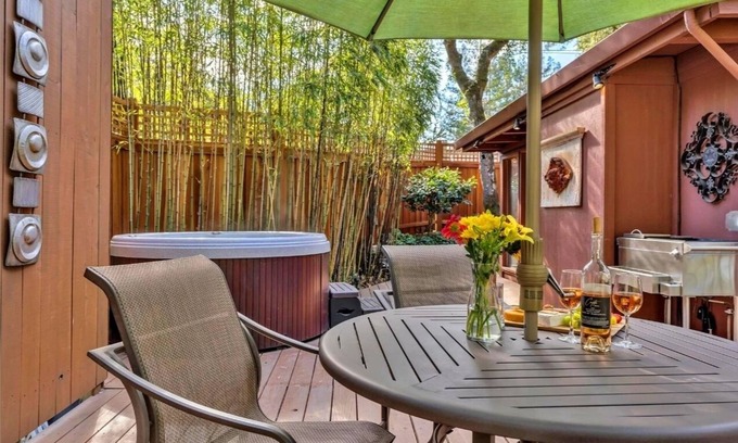 Guerneville House | Tree Fort:FUN Treetop Cabin Perfection!Outdoor TV! EV Charger! HtTb,Decks,Pup