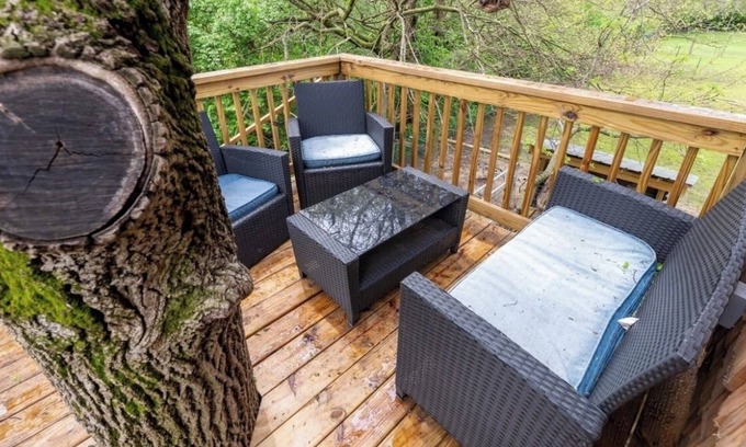 Indianapolis Cabin | Tree house w/private hot tub on an urban farm! just 10 minutes from downtown!