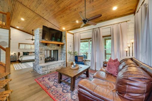 Broken Bow House | Tree-Lined Broken Bow Studio Cabin with Hot Tub!