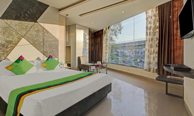 Kolkata Hotel | Treebo Glassotel Near Ruby Hospital