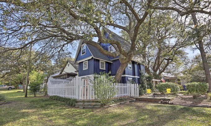Southport Cottage | Treehouse cottage in downtown Southport 3 bedroom 2 bath,Pets allowed WiFi, AC