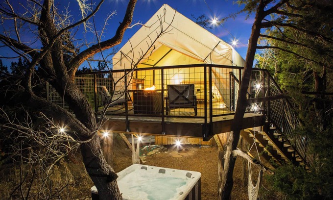 Fredericksburg Cabin | Treehouse Glamping at Pecan Haven! Private HotTub!