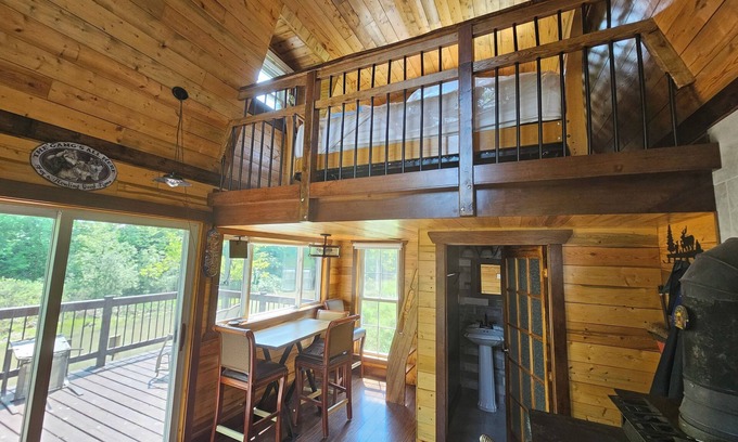 Niagara Falls Cabin | Treehouse in Cooks Mills overlooking Lyons Creek, 15 minutes from Niagara Falls