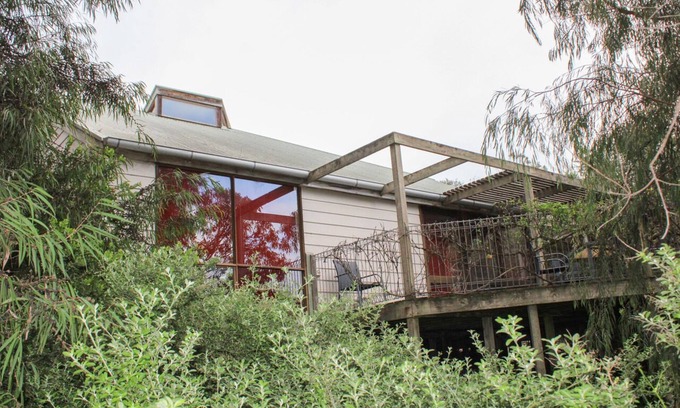 Waterhouse House | Treehouse - Only 100 metres from famous Long Beach