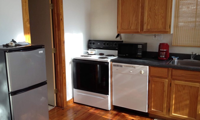 Bouldin Apartment | Treehouse, walk to downtown, SoCo, ACL, SxSW. 2nd story apt. Amongst the oaks.