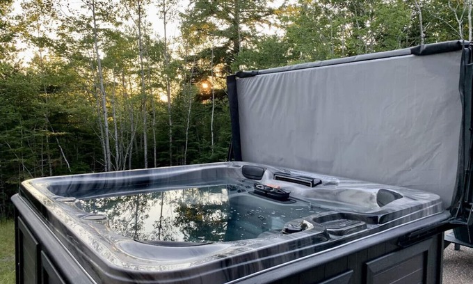 Smiths Corner House | Treeside Retreat with Hot tub