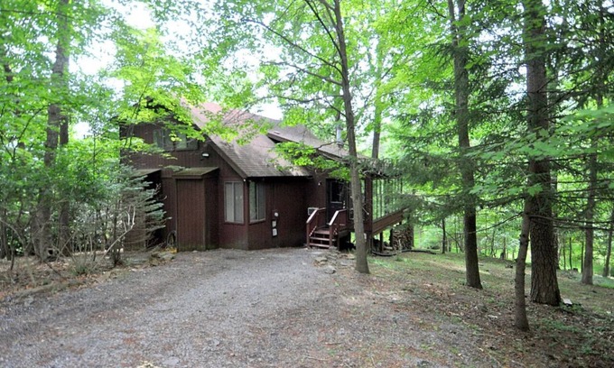 The Woods House | Treetop Cabin - Golf | Fireplace | Pool Access | Wifi | Grill | Deck