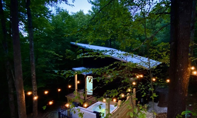 Rogers House | Treetop Escape | Hot Tub | Fire Pit & Epic Views