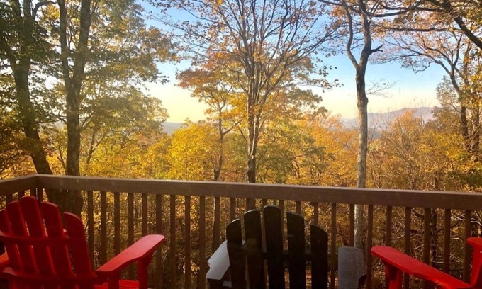 Blowing Rock House | Treetop Escape Prime Location & Privacy in One