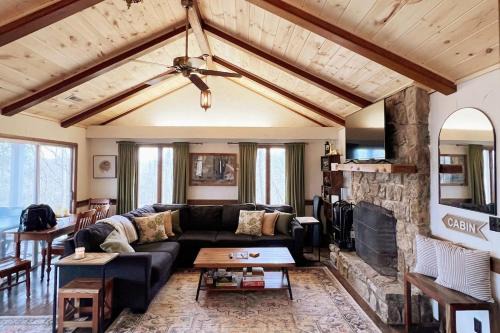 Gatlinburg House | Treetop Hideaway - Summer Escape with HOT TUB