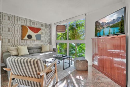 Coconut Grove Apartment | Treetop Retreat! Cozy 2 Bedroom In Heart Of Grove
