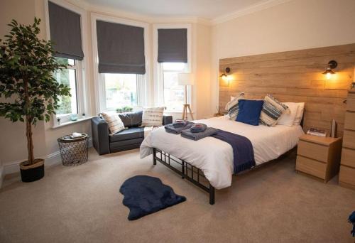 Eastbourne Apartment | Treetop View Cosy Getaway in Eastbourne, Free Parking, Short and Long stays,