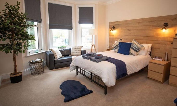 Eastbourne Apartment | Treetop View - Free Parking, Long/Short Stays