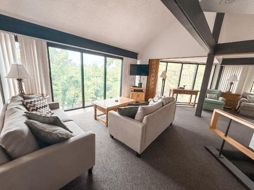 Rocky Mount House | Treetop Village52-3bed3bathpoolsdock-8pp