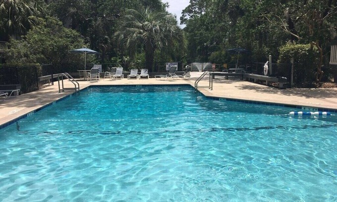 Hilton Head Condo | TREETOPS/OB SHORT WALK TO THE BEACH-3 POOLS/TENNIS COURTS COLIGNY AREA SLEEPS 6