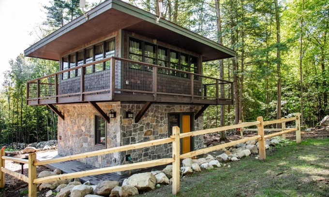 Lake George Hotel | Trekker, Treehouses cabins and lodge rooms
