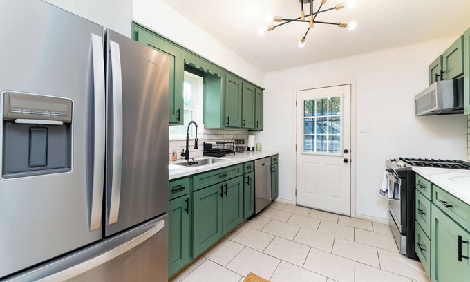 Greater Heights House | Trendy! 2 bed, 1 bath home in the Heights. FULLY fenced in yard. 5 min to d-town