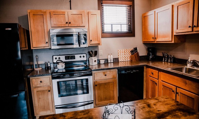 Salina Apartment | Trendy 3-Bedroom Extended Stay