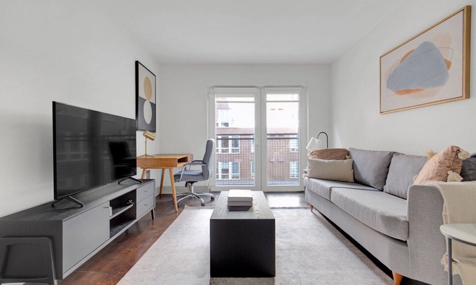 West Bellevue Apartment | Trendy Bellevue 1BR w/Gym & Roof Lounge, easy commute, by Blueground