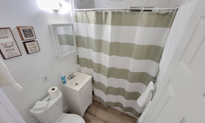 Allapattah Apartment | Trendy Bohemian Near Bars, Restaurant, Art, Health
