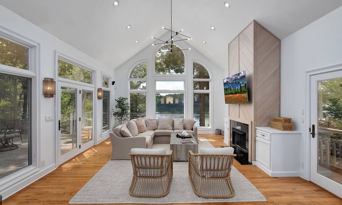 Arley House | Trendy Lakeside Retreat-Screened Bar, Large Dock, Kayaks