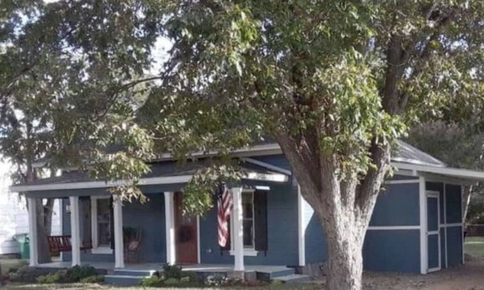 Celina House | Trendy quaint bungalow located in Historic Downtown Celina.
