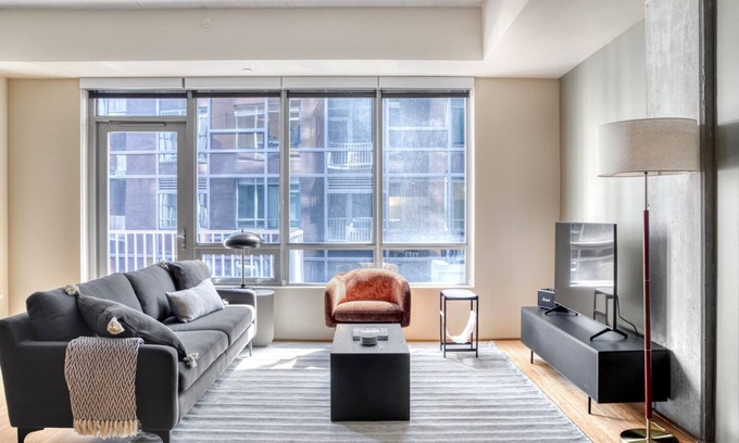 South Lake Union Apartment | Trendy South Lake Union 1BR w/W/D & Gym, Walkable Area, by Blueground
